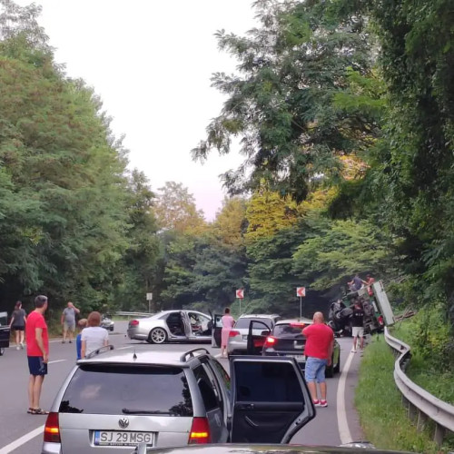 Accident grav pe Meses: cinci persoane transportate la spital