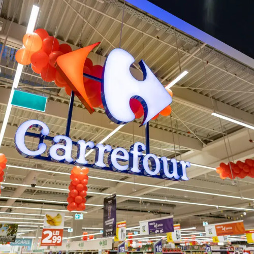 Carrefour concediază angajați și închide magazine în Polonia