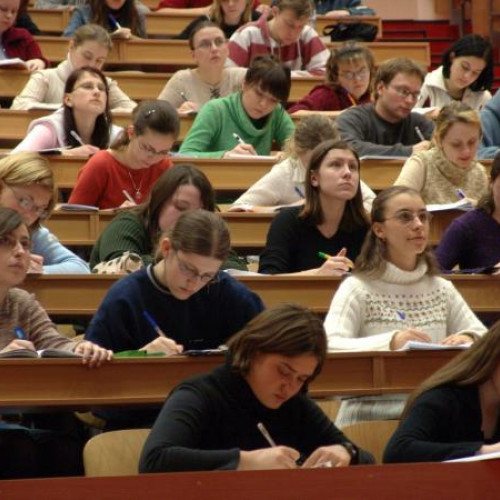 Ministerul Educației a majorat bursele pentru studenți și doctoranzi în anul universitar 2024-2025