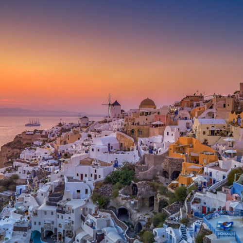 Insula Santorini, afectată de un val de seisme