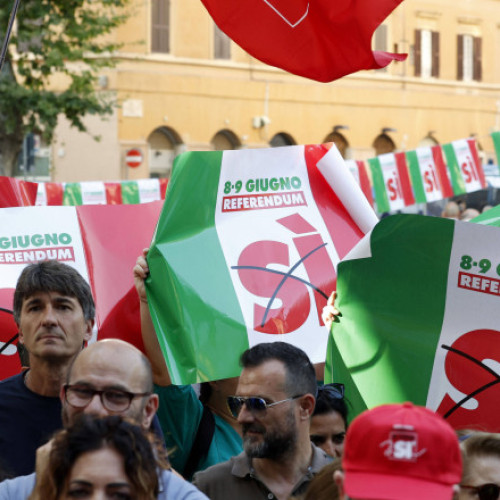 Italienii sunt chemați la referendum duminică și luni pentru a decide asupra unor măsuri legate de cetățenie și piața muncii, informează digi24.ro. Potrivit sursei, guvernul condus de premierul Giorgia Meloni se opune acestor inițiative, considerând că actualele legi sunt suficiente.