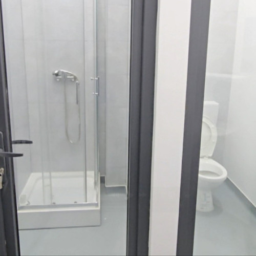 Video Uși transparente din sticlă la toaletele unei piețe din Pașcani. Lucrările au fost recepționate fără obiecții