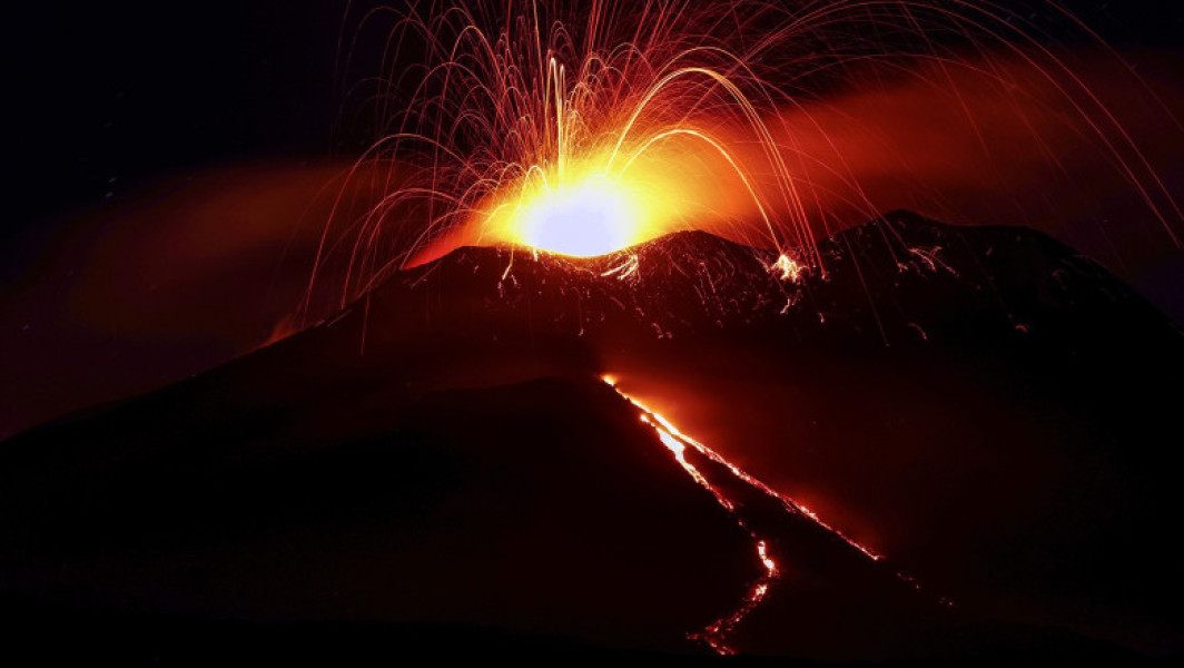 Vulcanul Etna a erupe din nou în Sicilia