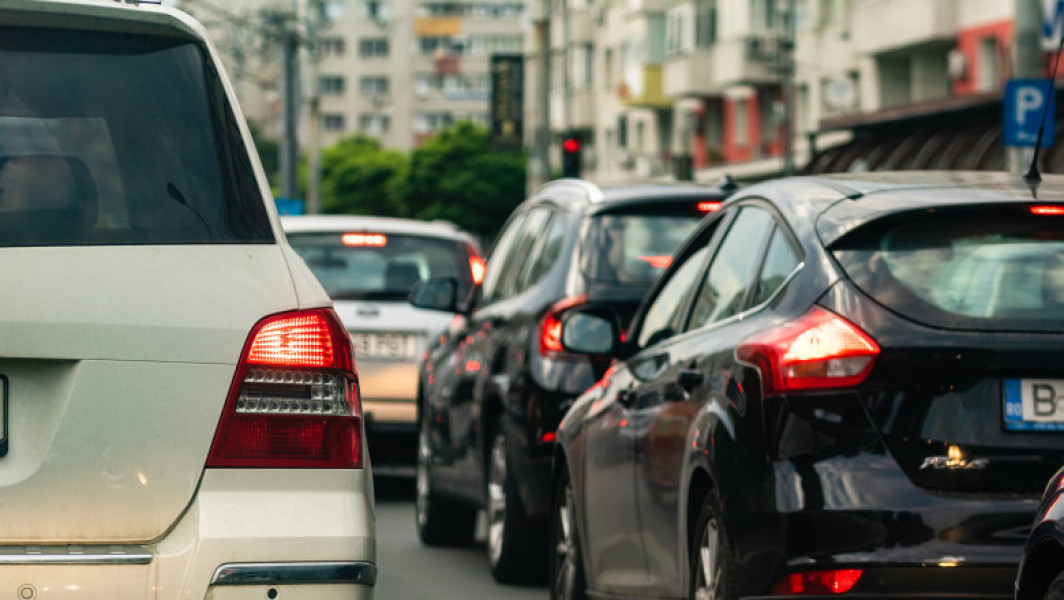 Bucureștiul conduce clasamentul zilelor pierdute în trafic, prânzul devenind ora de vârf