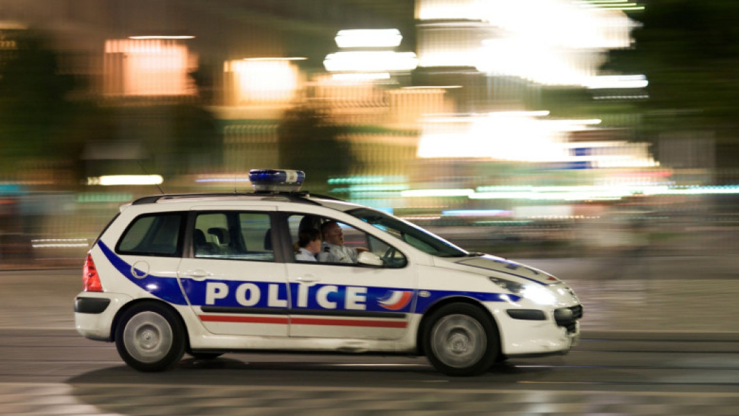Bărbat cu macetă atacă copii în Franța; poliția îl împușcă mortal