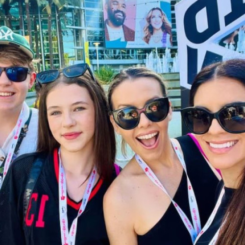 Familia de influenceri se mută din Australia în Marea Britanie din cauza noilor reguli pentru minori