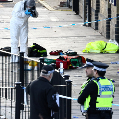 Doi bărbați arestați pentru înjunghierea a nouă persoane într-un tren spre Londra