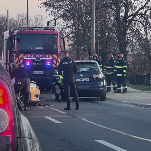 Șoseaua blocată în Zalău după o coliziune între două mașini