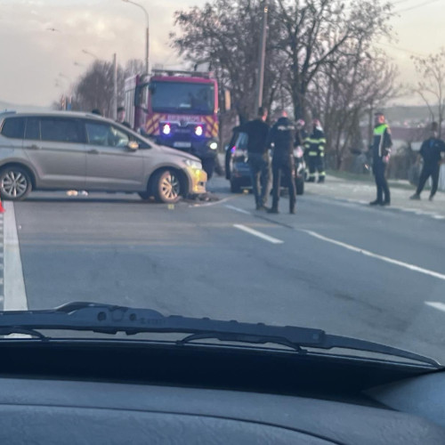 Tamponare între două șoferițe, una rănită în accident.