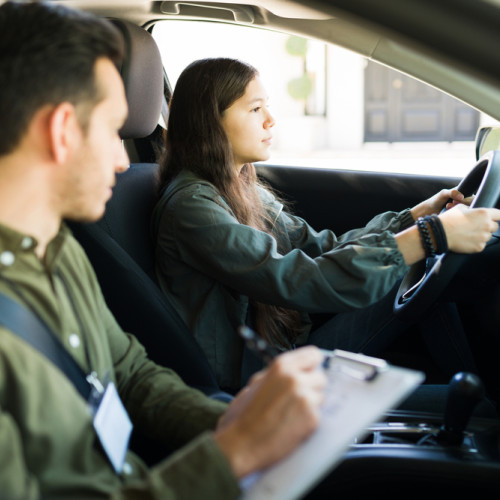 Veste bună pentru tinerii pasionați de mașini și motoare: Poți obține permis la 16 ani!