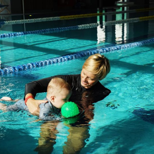 Cursuri de BabySwim - Învățați bebelușul să înoate cu dragoste și jocuri!